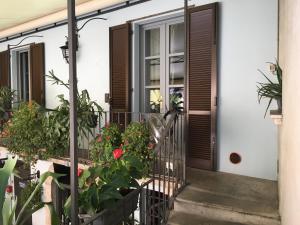 a front door of a house with flowers at Alessi Appartamenti in Desenzano del Garda