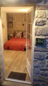 ein Schlafzimmer mit einem Bett und einer Wand mit einem Spiegel in der Unterkunft Le vitrail CHAMBRE Équipée sans service repas in Yvetot Bocage