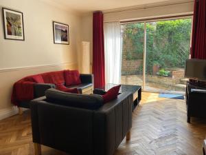 ein Wohnzimmer mit einem Sofa und einem Tisch in der Unterkunft Byways Serviced Apartments in Salisbury