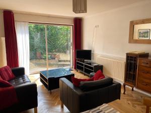 Sala de estar con 2 sofás y TV en Byways Serviced Apartments, en Salisbury