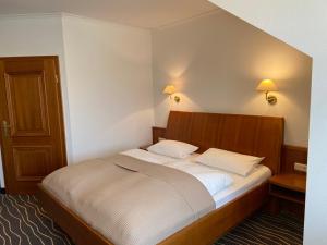 Postel nebo postele na pokoji v ubytování Hotel Zur Schönen Aussicht