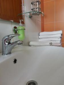 bagno con lavandino e alcuni asciugamani di Apartment Lošč - Podbela a Breginj