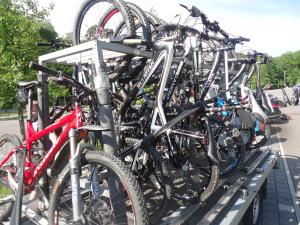 un montón de bicicletas estacionadas en un portabicicletas en Landgasthof Zur Post, Hochwälder Radstation, en Kell