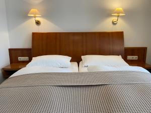 Postel nebo postele na pokoji v ubytování Hotel Zur Schönen Aussicht