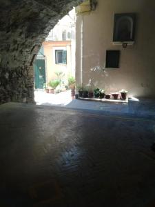 an archway in a building with plants in a courtyard at LA CASETTA DI MARY in Cetara