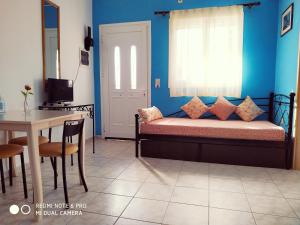 1 dormitorio con 1 cama, ventana y mesa en Apartments Onar en Argostoli