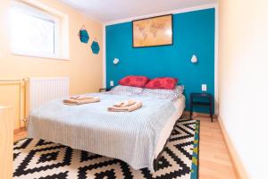 מיטה או מיטות בחדר ב-Cosy and Colorful apartment Szentendre