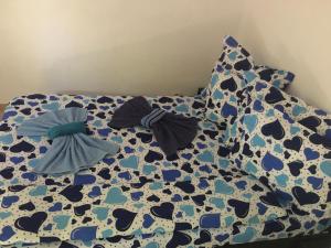 Una cama con dos almohadas encima. en Casa Laura, en Corbu
