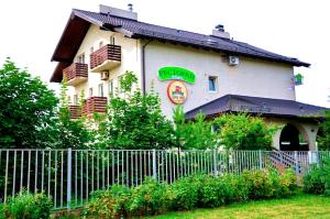 a building with a fence in front of it at Dom Hotel Domodedovo in Domodedovo