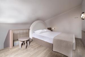 Un pat sau paturi într-o cameră la Callisti Suites