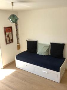 1 dormitorio con 1 cama con sábanas y almohadas azules en Vigie - Clim - 4 pers en Cassis