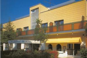 a building with a balcony on the side of it at Hotel Pegasus in Munich