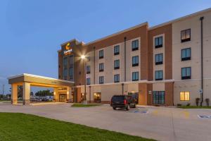 ein Hotel mit einem davor geparkt in der Unterkunft Comfort Suites in Grand Island