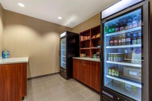 un frigorifero pieno di bevande in camera di Comfort Suites a Grand Island