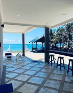 uma sala de estar com vista para a praia em Grande Villa CHE Beach House by Vale Pine em Kuala Terengganu