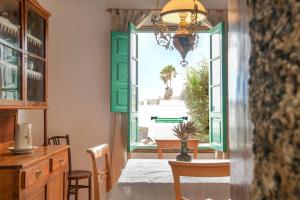 uma sala de jantar com uma mesa e uma grande janela em Casa Rural Tamia em Tao