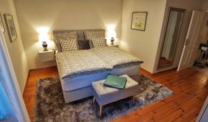 1 Schlafzimmer mit einem Bett mit einem Teppich und 2 Lampen in der Unterkunft Villa Meisterstein in Winterberg