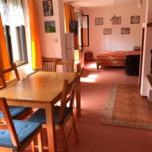 una sala da pranzo e un soggiorno con tavolo e sedie. di Sněženka a Dolní Morava