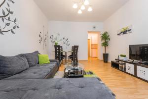 een woonkamer met een bank en een tafel bij Jet Hottub - Washer&Dryer - 12min Center - 160MBs WIFI in Praag