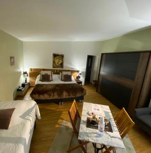 una camera d'albergo con letto e tavolo di Chambres d'Hôtes Au Clos Saint Georges a Saint-Jory