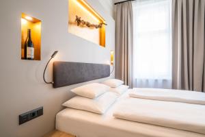 Postel nebo postele na pokoji v ubytování Hotel Rathaus - Wein & Design