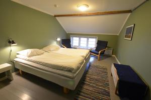 Postel nebo postele na pokoji v ubytování Finnholmen Brygge