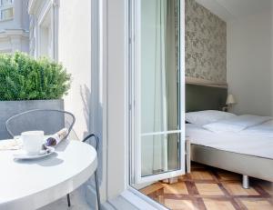 Letto o letti in una camera di PLATZHIRSCH ZÜRICH - Downtown Boutique Hotel & Sushi Lounge
