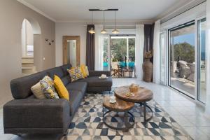 Гостиная зона в Angouletta Villa by PaxosRetreats