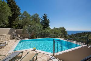 Бассейн в Angouletta Villa by PaxosRetreats или поблизости