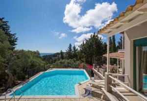 Бассейн в Angouletta Villa by PaxosRetreats или поблизости