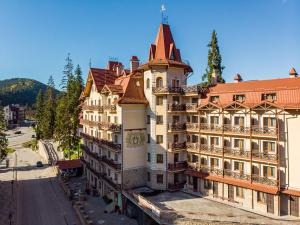 Nespecifikovaný výhled na hory nebo výhled na hory při pohledu z hotelu