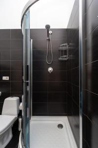 La salle de bains est pourvue d'une douche, de toilettes et d'un lavabo. dans l'établissement GoodRest on Deribasovska 19, à Odessa