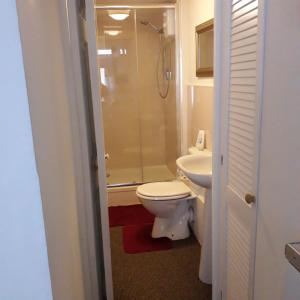 A bathroom at Lucea Cottage