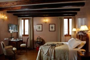 A bed or beds in a room at Hotel Bisanzio
