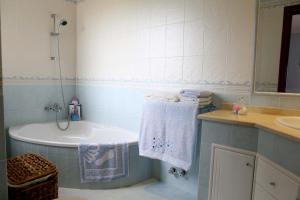 ein Badezimmer mit einer Badewanne, einem Waschbecken und Handtüchern in der Unterkunft Casamary Planta Alta in Pontevedra