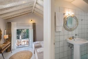 Ванная комната в Angouletta Villa by PaxosRetreats