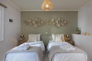 Кровать или кровати в номере Angouletta Villa by PaxosRetreats