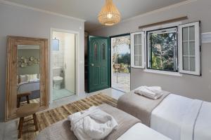 Кровать или кровати в номере Angouletta Villa by PaxosRetreats