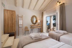 Кровать или кровати в номере Angouletta Villa by PaxosRetreats +33 фотографии