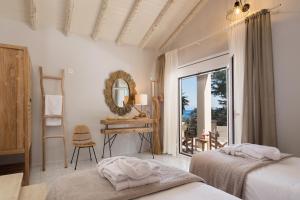 Кровать или кровати в номере Angouletta Villa by PaxosRetreats