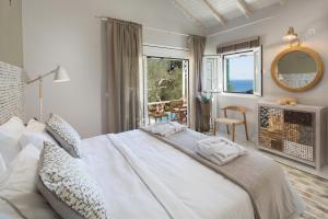 Кровать или кровати в номере Angouletta Villa by PaxosRetreats