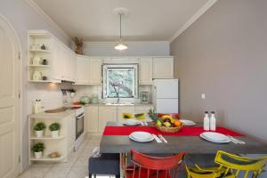 Кухня или мини-кухня в Angouletta Villa by PaxosRetreats
