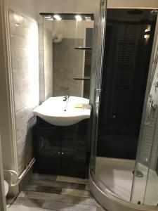 Ένα μπάνιο στο Appartement au pied des pistes