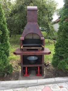 a wood fired grill sitting in a yard at Studio Ivana 2 in Soko Banja