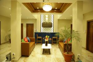 a lobby with a waiting room with a table and chairs at The Jawai Gateway in Sheoganj