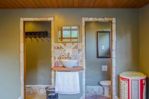 uma casa de banho com um lavatório e um WC em Pousada Refúgio das Aves em Visconde de Mauá