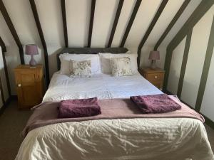 A bed or beds in a room at Rose Cottage 