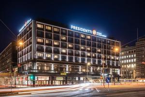 un bâtiment avec un panneau en haut de celui-ci la nuit dans l'établissement Original Sokos Hotel Presidentti Helsinki, à Helsinki