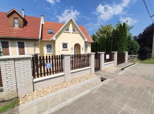 una cerca frente a una casa en Apollo Vendégház en Bogács