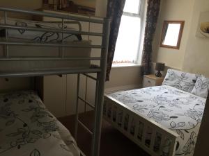 a bedroom with a bunk bed next to a bunk bed gmaxwell gmaxwell gmaxwell at Phillips Apartments in Blackpool